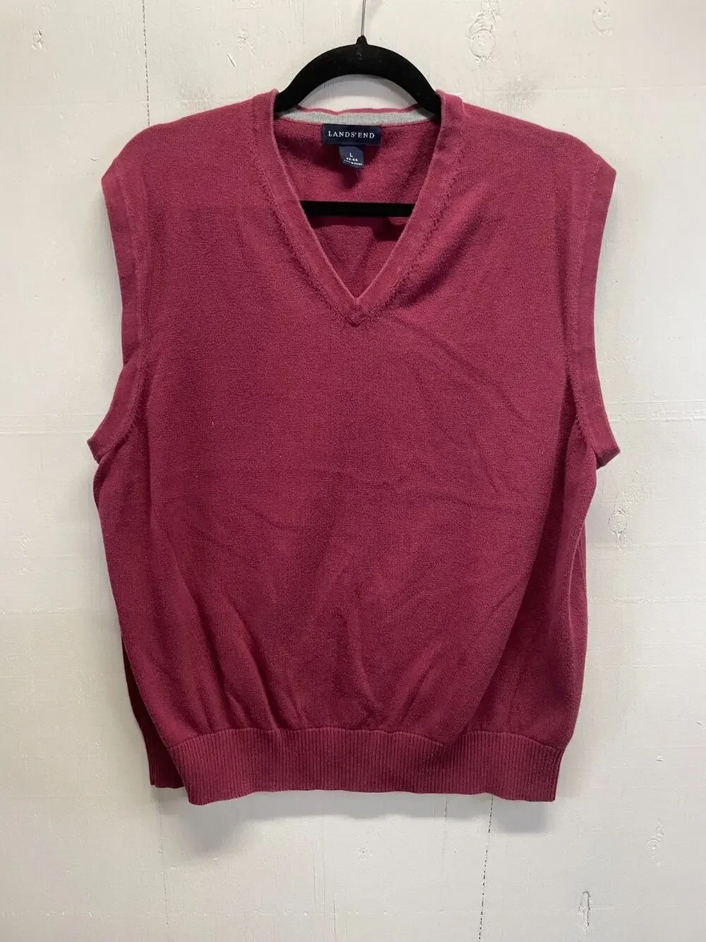 Land's End Men's V-Neck Knit Sweater Vest Ribbed Hem and Armholes Size Large